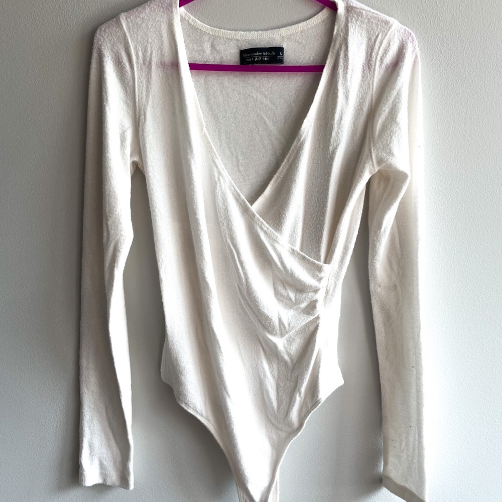 Abercrombie v-neck solid bodysuit.